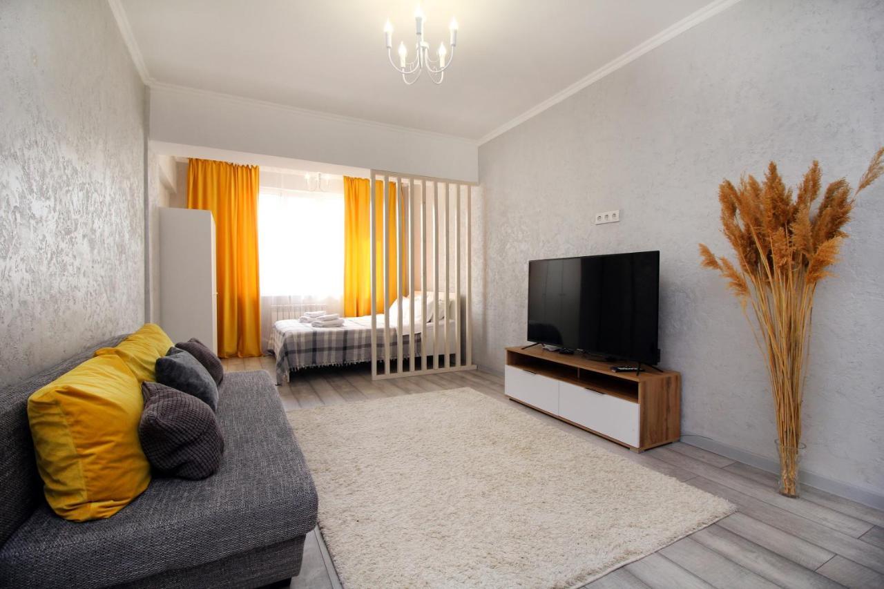 студия, центр, с ярким акцентом. Apartment